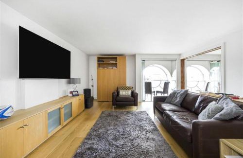 Riverside Apartment | Subpenthouse sleeps 6, Stunning views of Tower Bridge!