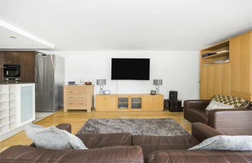 Riverside Apartment | Subpenthouse sleeps 6, Stunning views of Tower Bridge!