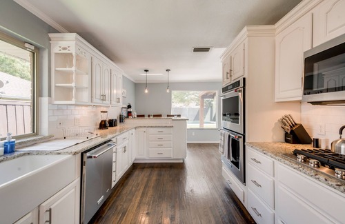 Cowley House | Suburban 3 BR Home, Pool, Fast Wi-Fi, One Level