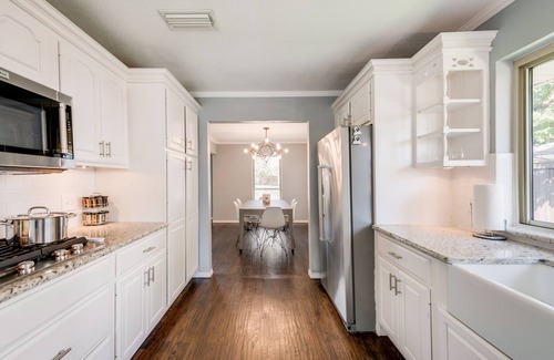 Cowley House | Suburban 3 BR Home, Pool, Fast Wi-Fi, One Level