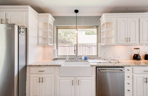 Cowley House | Suburban 3 BR Home, Pool, Fast Wi-Fi, One Level