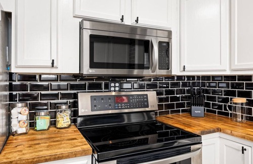 Pekin House | Suburban Sanctuary: 3BD Perfect for Long Stays