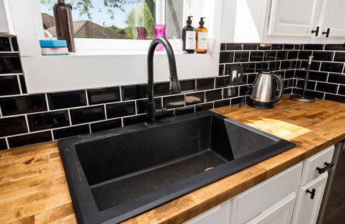 Pekin House | Suburban Sanctuary: 3BD Perfect for Long Stays
