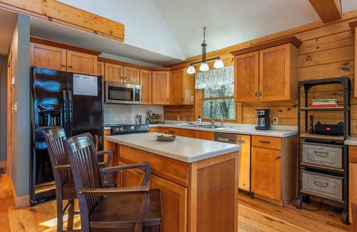 Old Fort Cabin | Such Great Heights | Pet Friendly, Hot Tub & Mountain View!