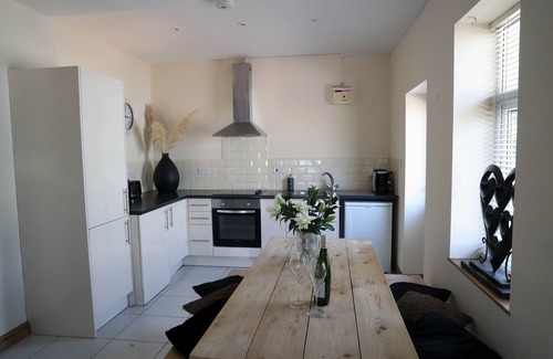 Llanfoist Cottage | Sugarloaf Cottage. Elegant, spacious and stylish.
