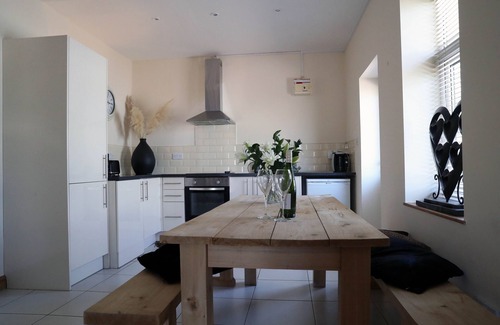 Llanfoist Cottage | Sugarloaf Cottage. Elegant, spacious and stylish.
