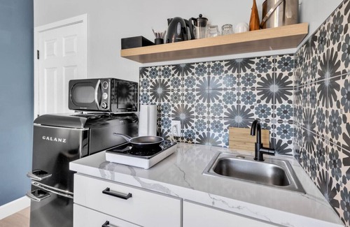 Vista Apartment | Suite#06 · Large room. Queen Bed. Workspace. ❤ of Downtown