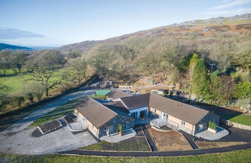 Pen-y-cae Apartment | Suite 1 - Sleeping Giant Hotel - Pen Y Cae Inn