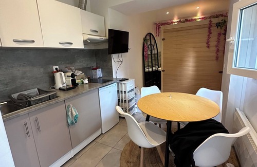 Esbly House | Suite 110 : Jacuzzi & Sauna Privatisé Avec Suite