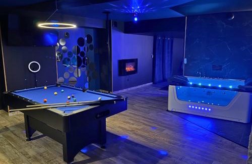 Sainte-Pezenne Apartment | Suite Cléopâtre avec balnéo & billard - Doux Bleu Jeux