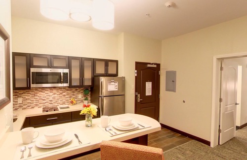 Bryant Pattengill West Condo | Suite Close to U of M | Indoor Pool + Business Ctr