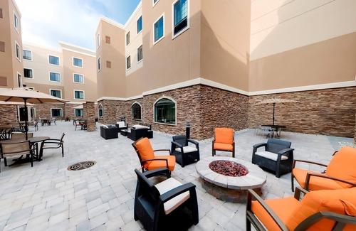 Bryant Pattengill West Condo | Suite Close to U of M | Indoor Pool + Business Ctr