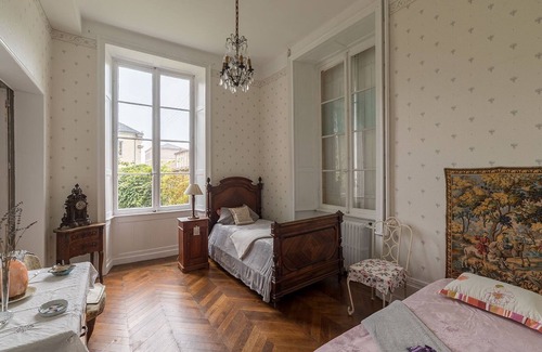 Fontenay-le-Comte House | Suite-Family-Private Bathroom-Pool view-suite 4 etoiles