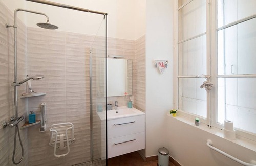 Fontenay-le-Comte House | Suite-Family-Private Bathroom-Pool view-suite 4 etoiles