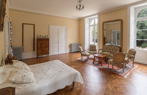 Fontenay-le-Comte House | Suite-Family-Private Bathroom-Pool view-suite 4 etoiles