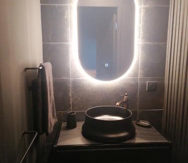 Eyrans Apartment | Suite Gatsby - balançoire et baignoire duo - Luxe et charme - climatisation
