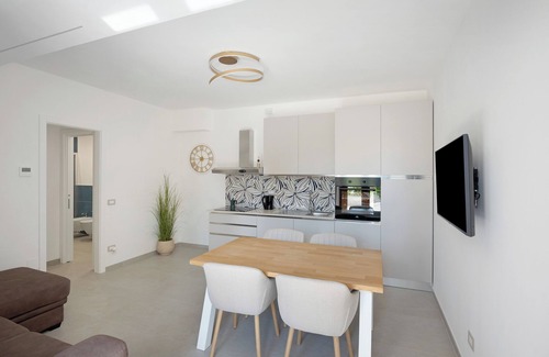 Bomerano Apartment | Suite La Camelia with Mountain View, Wi-Fi and Air Conditioning