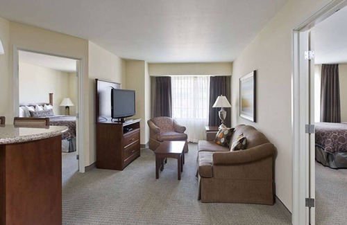 Lone Tree House | Suite Life: Unwind and Explore in Park Meadows! Outdoor Pool, BBQ Facilities!