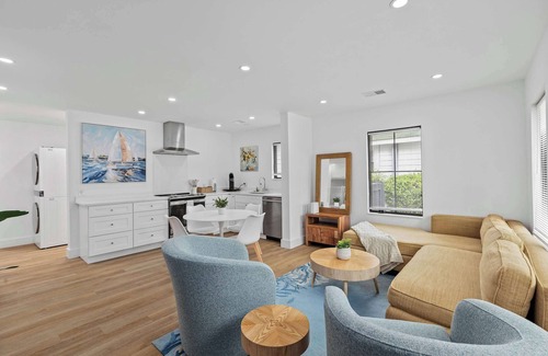 West Ashley House | Suite Magnolia, Hot Tub & Pet Friendly, Mins 2 Dwtn