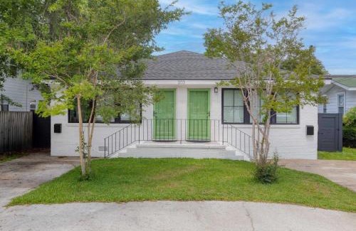 West Ashley House | Suite Magnolia Hot Tub & Pet Friendly Mins 2 Dwtn