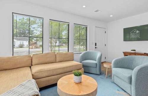 West Ashley House | Suite Magnolia Hot Tub & Pet Friendly Mins 2 Dwtn
