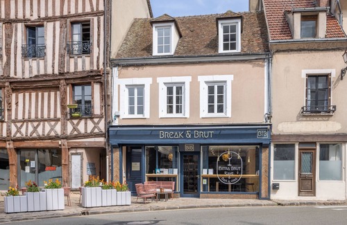 Nogent-le-Roi Apartment | Suite Millesime, View on Saint-Sulpice church, castle and timber-framed houses