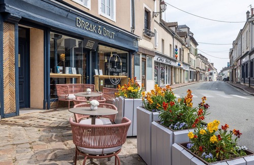 Nogent-le-Roi Apartment | Suite Millesime, View on Saint-Sulpice church, castle and timber-framed houses