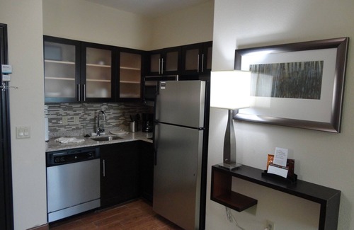 Northfield Apartment | Suite Near the Central Park Rail Station | Free Breakfast Buffet, Pool Access