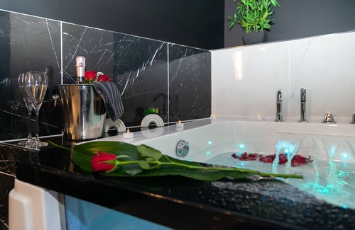 Meaux House | Suite Panthéon Maison de Ville Haut de Gamme Avec Jaccuzi et Sauna