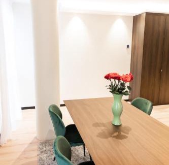Dijon Centre Ville Apartment | Suite Romanée 6 personnes vue Cathédrale 2 Places de parking