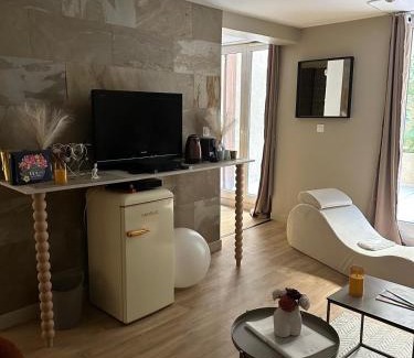 Bourg-les-Valence Apartment | Suite Romantique - Love Room Valence Amour et Bulles - Jacuzzi - Lit king size avec miroir XXL - Sofa Tantra - Drôme Ardèche