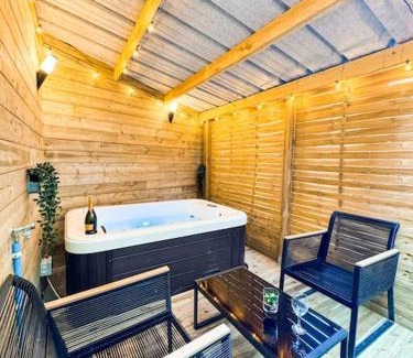 Guingamp Apartment | Suite romantique JACUZZI privatif chauffé à 37 GARE