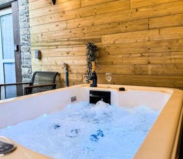Guingamp Apartment | Suite romantique JACUZZI privatif chauffé à 37 GARE