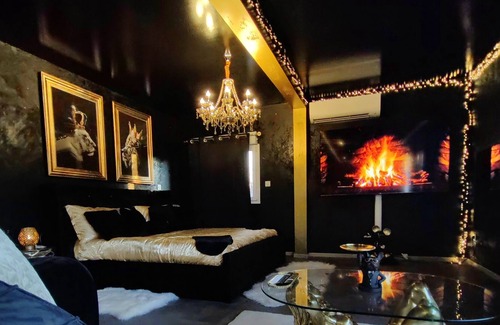 Saint-Sauveur Bed & Breakfast | suite ROYAL ROOM by playroom, apartment and spa totally private