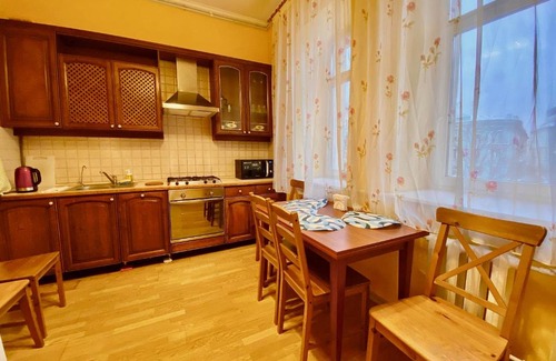 Central Administrative Okrug Apartment | Suite with a balcony and a view of the Moscow Kremlin
