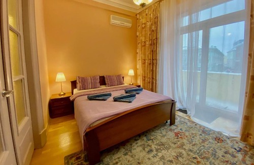 Central Administrative Okrug Apartment | Suite with a balcony and a view of the Moscow Kremlin