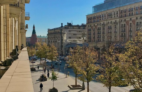 Central Administrative Okrug Apartment | Suite with a balcony and a view of the Moscow Kremlin