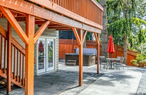 Totem Lake Apartment | Suite with Hot Tub -AC - Huge Fenced Yard - Mt. Rainier View - Private Entrance