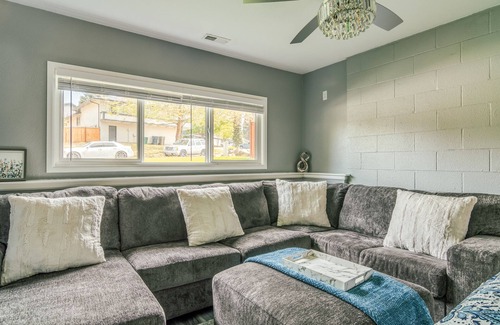 Totem Lake Apartment | Suite with Hot Tub -AC - Huge Fenced Yard - Mt. Rainier View - Private Entrance