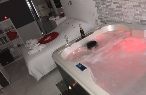 Le Rove Bed & Breakfast | Suite with private Jacuzzi