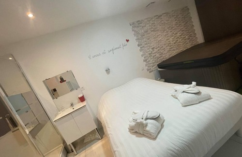 Le Rove Bed & Breakfast | Suite with private Jacuzzi