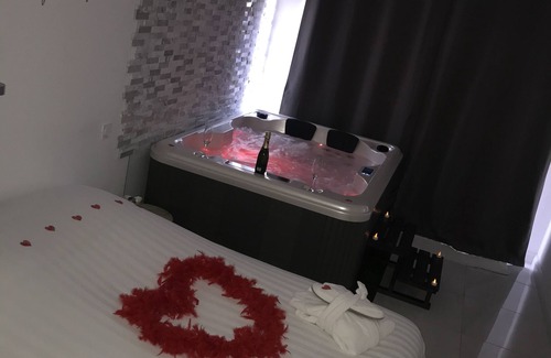 Le Rove Bed & Breakfast | Suite with private Jacuzzi