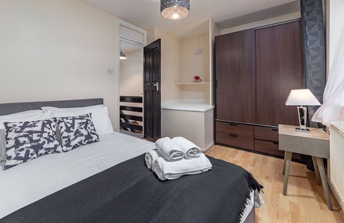 Thamesmead East House | Suites By Rehoboth - Courtland House