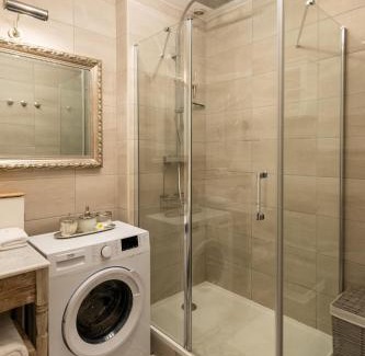 Charleville-Mezieres Apartment | Suites Mana - MATAHINA avec VUE SUPERBE sur la Place DUCALE et Parking privé inclus