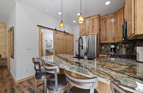 Mono Vista House | Sullivan Creek Studio-10 Mins to Twain Harte, Custom Log Cabin