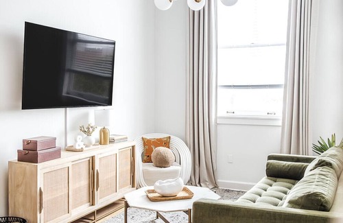 Downtown Charleston Apartment | Sullivan's Suite at 360 King
