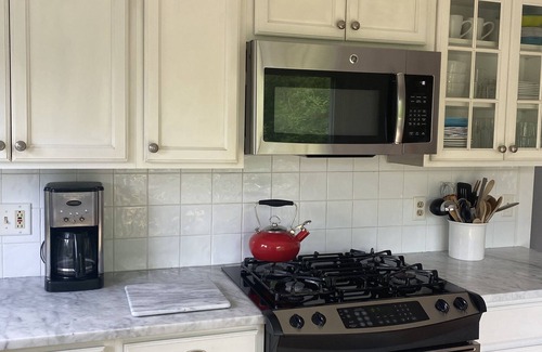 Snug Harbor House | Summer 2026 - Updated 2 Bedroom in Snug Harbor East Matunuck Pet Friendly