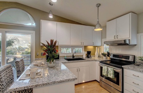 Kapoho House | SUMMER/FALL LOW RATES Popa’a Palms, 2 Blocks from the Ocean