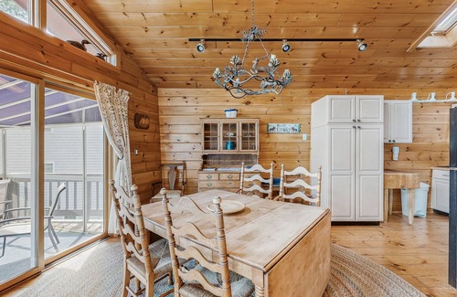 Naples House | Summer Fun, Lake View, Firepit, Outdoor grilling, walk to the lake