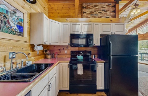 Naples House | Summer Fun, Lake View, Firepit, Outdoor grilling, walk to the lake